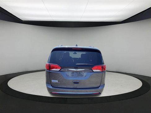 Used 2017 Chrysler Pacifica Touring-L FWD image 7