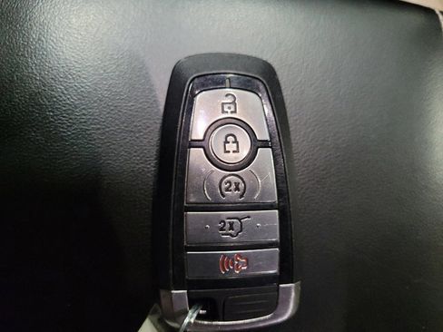 Used 2022 Ford Explorer XLT w/ Equipment Group 202A AWD/4WD image 32