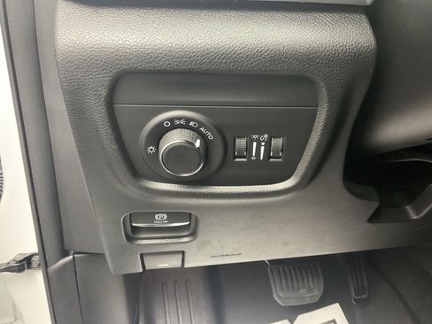 Used 2025 Jeep Grand Cherokee Laredo X w/ Luxury Tech Group I AWD/4WD image 13