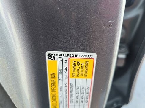 Used 2024 GMC Terrain SLT image 13