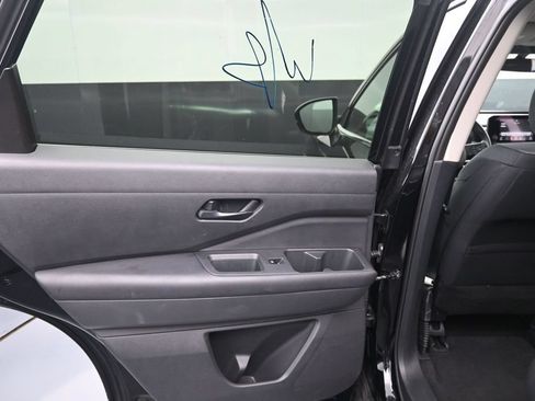 Used 2025 Nissan Pathfinder SV FWD image 17