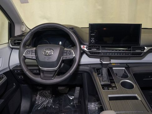 Used 2025 Toyota Sienna XLE image 7