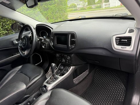 Used 2019 Jeep Compass Latitude w/ Popular Equipment Group AWD/4WD image 9