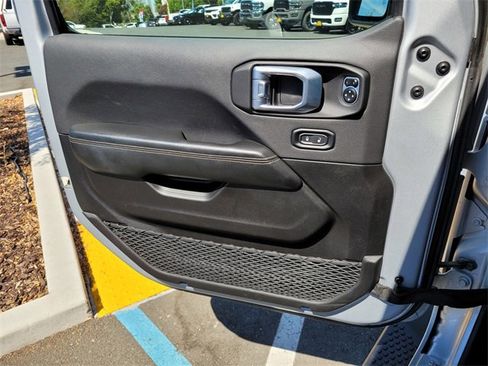 Used 2024 Jeep Wrangler Sahara image 28