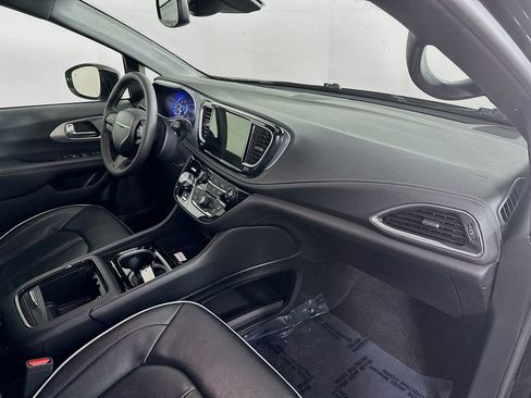 Used 2025 Chrysler Pacifica Limited image 41