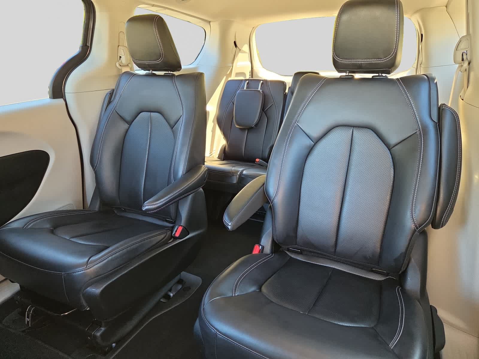 Used 2023 Chrysler Pacifica Touring-L FWD image 18