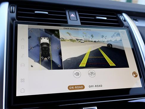 Used 2025 Land Rover Discovery Dynamic SE image 25