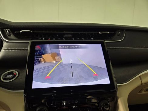 Certified 2025 Jeep Grand Cherokee Limited image 18