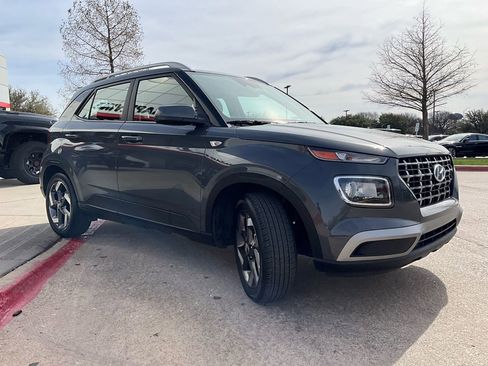 Used 2025 Hyundai Venue SEL image 4