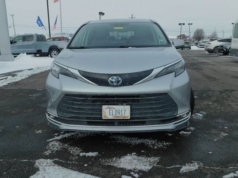 Used 2024 Toyota Sienna XLE image 3