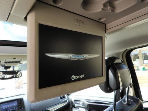 Used 2014 Chrysler Town & Country Touring-L image 26