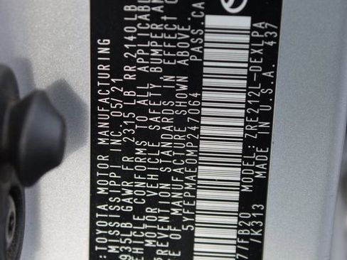 Used 2021 Toyota Corolla LE image 18