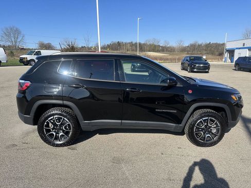 Used 2025 Jeep Compass Trailhawk image 10