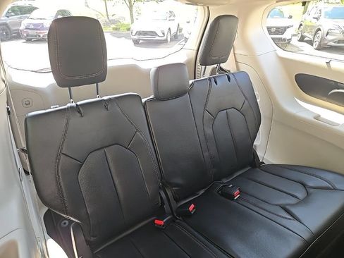 Used 2019 Chrysler Pacifica Touring-L FWD image 31