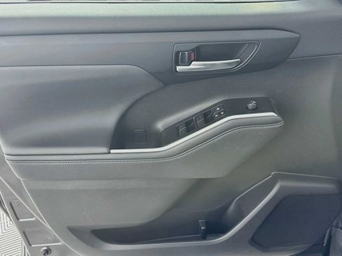 Used 2024 Toyota Highlander XLE FWD image 16