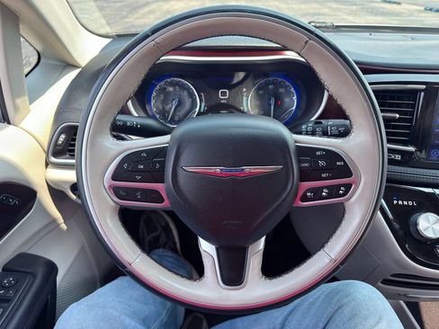 Used 2017 Chrysler Pacifica Limited w/ Advanced Safetytec Group FWD image 44