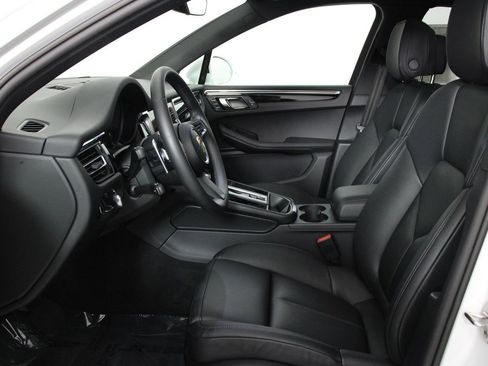 Certified 2025 Porsche Macan image 5