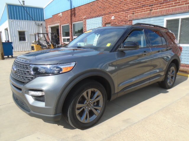 Used 2024 Ford Explorer XLT w/ Equipment Group 202A AWD/4WD image 1