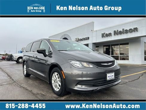 Used 2017 Chrysler Pacifica LX image 1