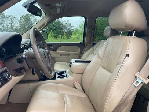 Used 2011 GMC Yukon XL SLT w/ SLT-2 Equipment Package AWD/4WD image 2