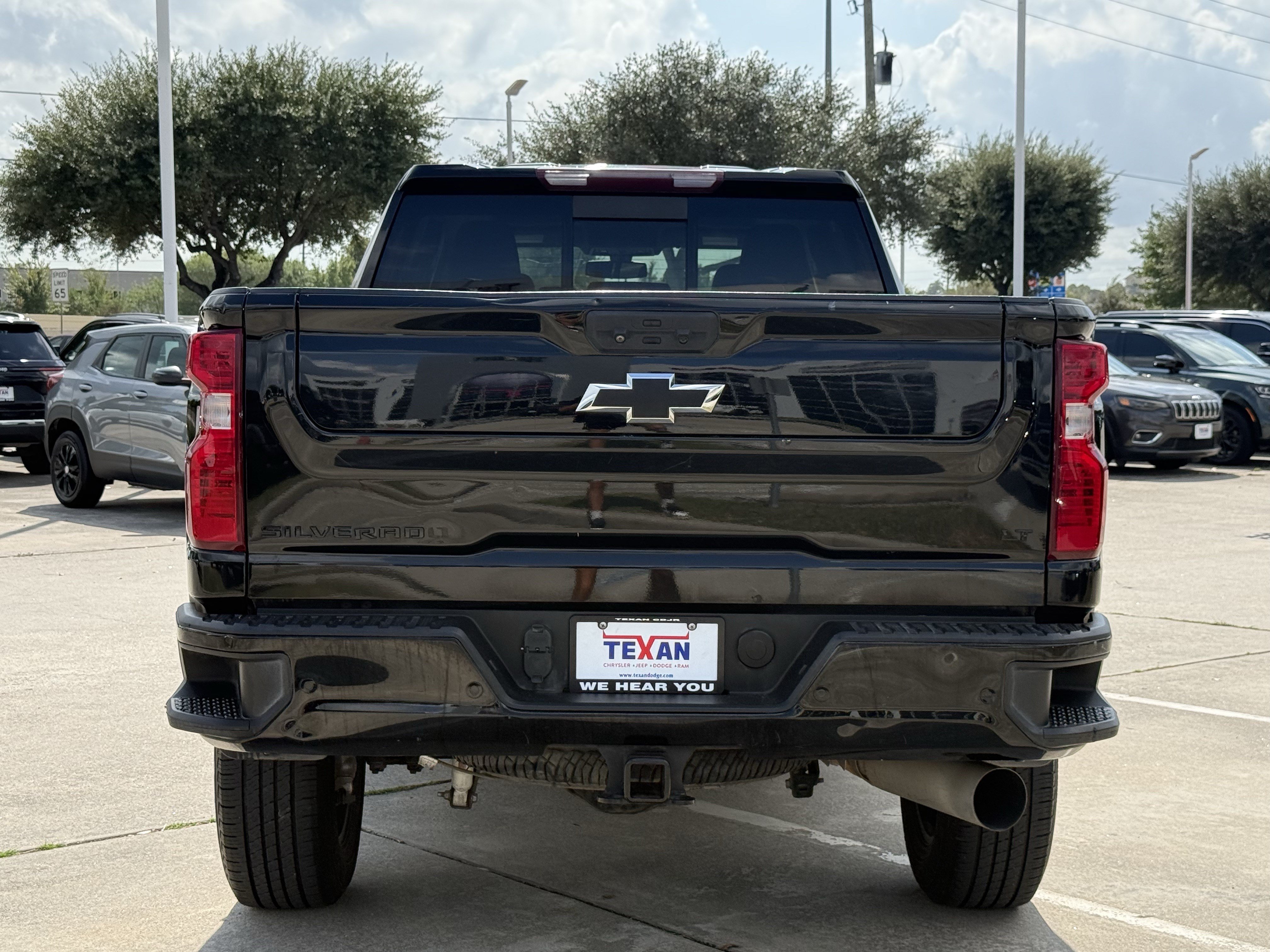 Used 2022 Chevrolet Silverado 2500 LT w/ Midnight Edition AWD/4WD image 6