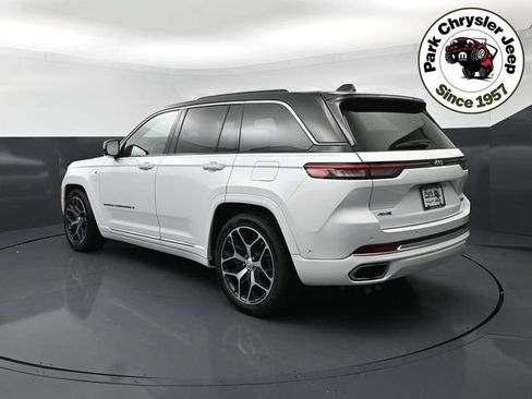 Used 2023 Jeep Grand Cherokee Summit AWD/4WD image 4