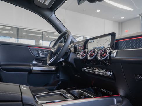 Used 2025 Mercedes-Benz GLB 250 image 18