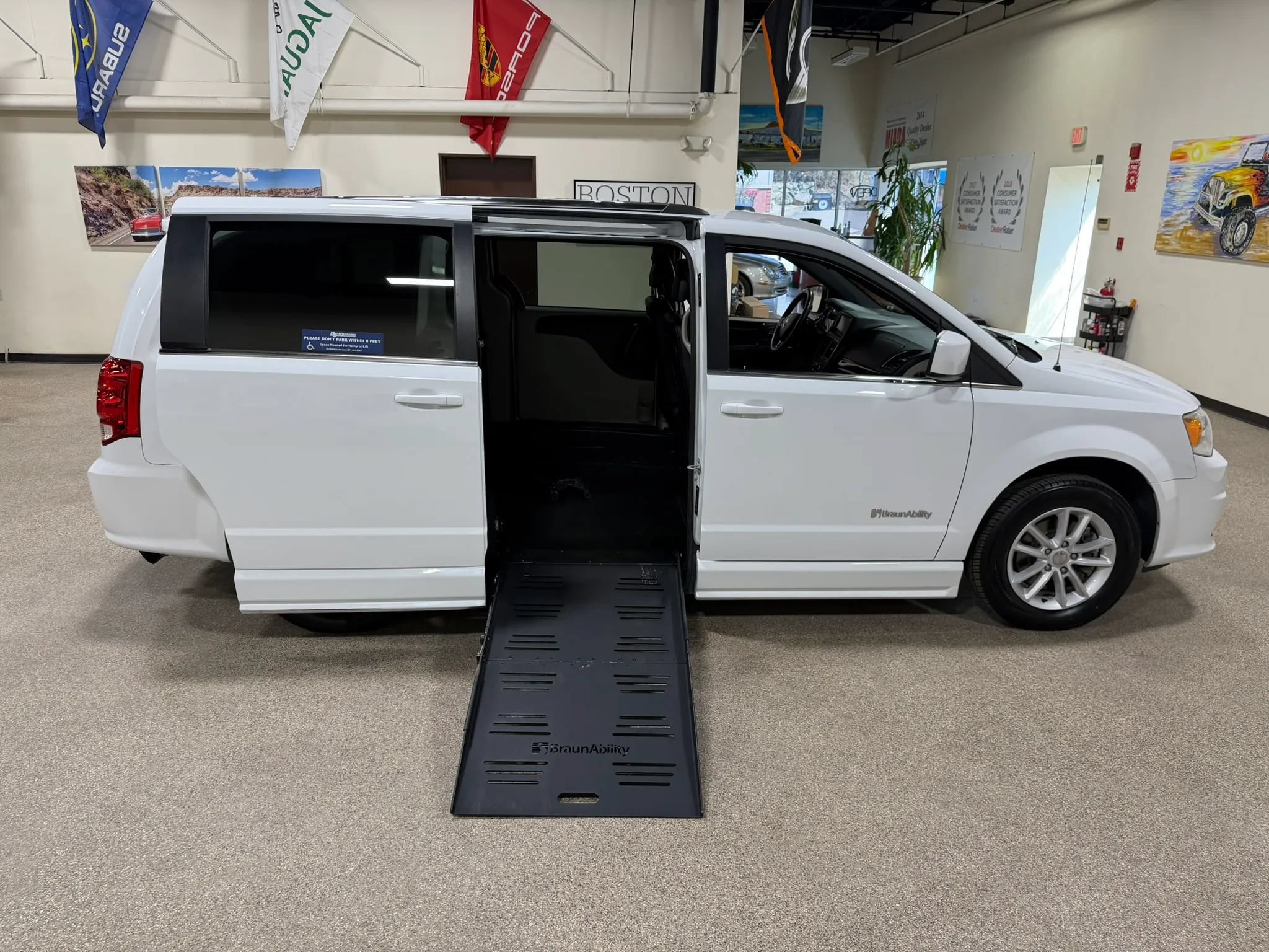 Used 2019 Dodge Grand Caravan SXT FWD image 31