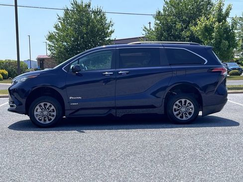 Used 2021 Toyota Sienna XLE w/ XLE Plus Package FWD image 5