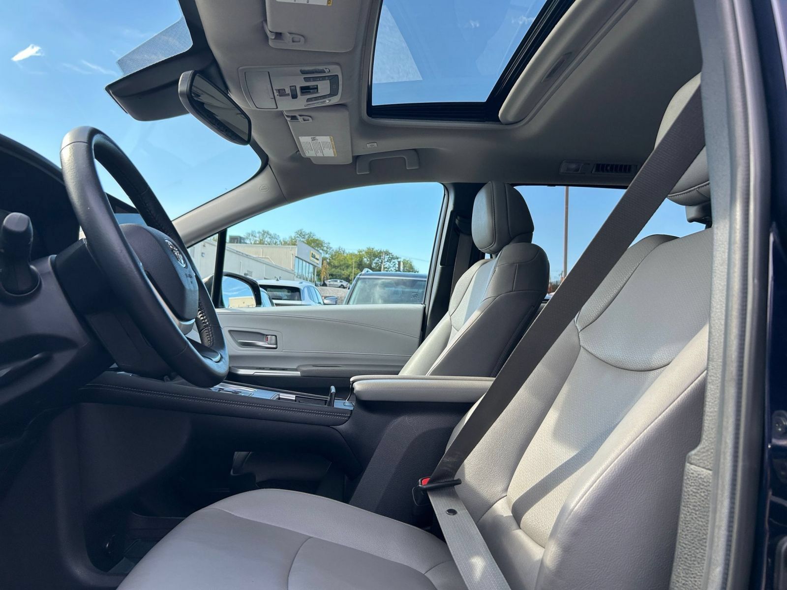 Used 2025 Toyota Sienna XLE FWD image 22