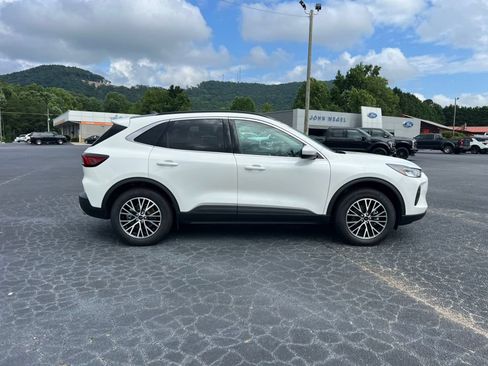 New 2025 Ford Escape SE w/ Class II Trailer Tow Package FWD image 4