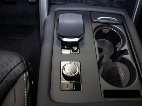 Certified 2025 Land Rover Discovery Metropolitan Edition image 19