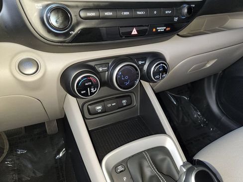 Used 2025 Hyundai Venue SEL FWD image 22