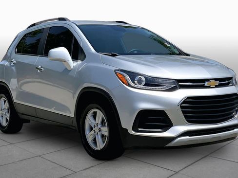 Used 2017 Chevrolet Trax LT w/ LT Convenience Package FWD image 3