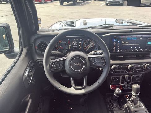 Used 2025 Jeep Wrangler Unlimited Rubicon image 25