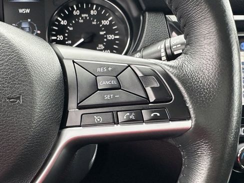 Used 2017 Nissan Rogue SV w/ SV Premium Package image 39