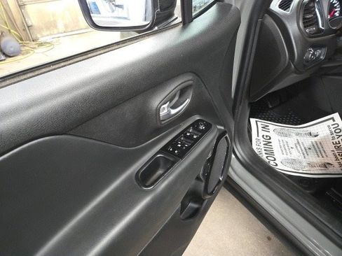 Used 2022 Jeep Renegade Altitude image 47