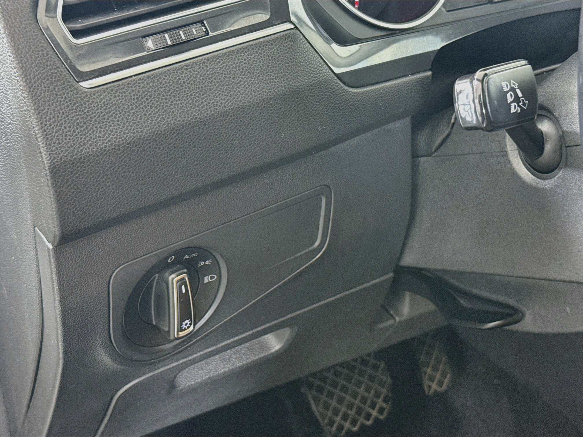 Used 2019 Volkswagen Tiguan SE FWD image 10