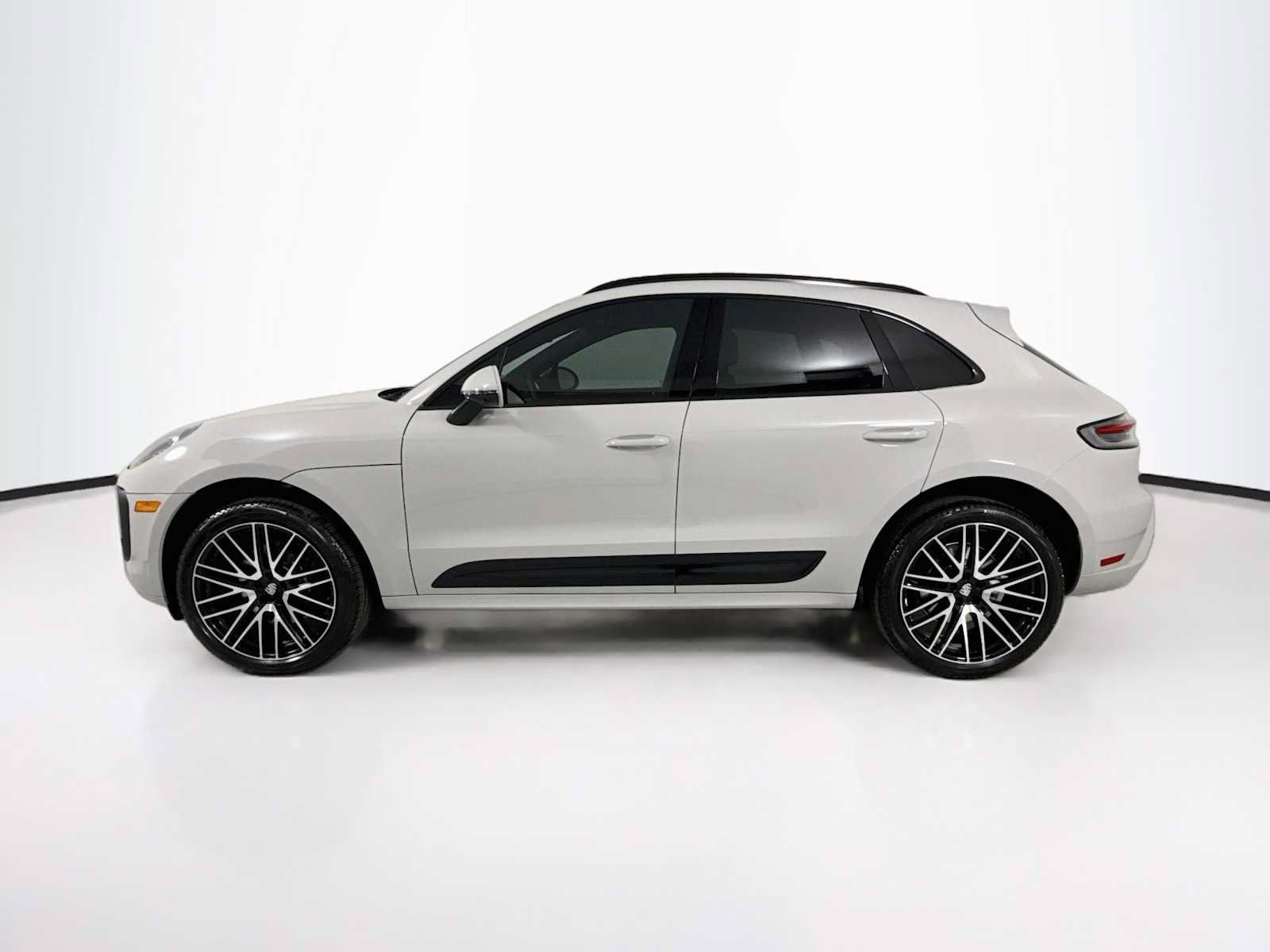 Certified 2025 Porsche Macan AWD/4WD image 2