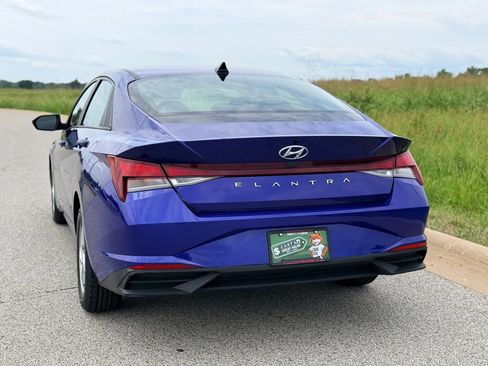 Used 2021 Hyundai Elantra SE FWD image 12