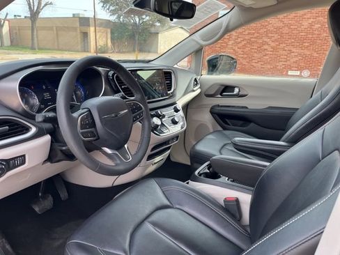 Used 2024 Chrysler Pacifica Touring-L image 13