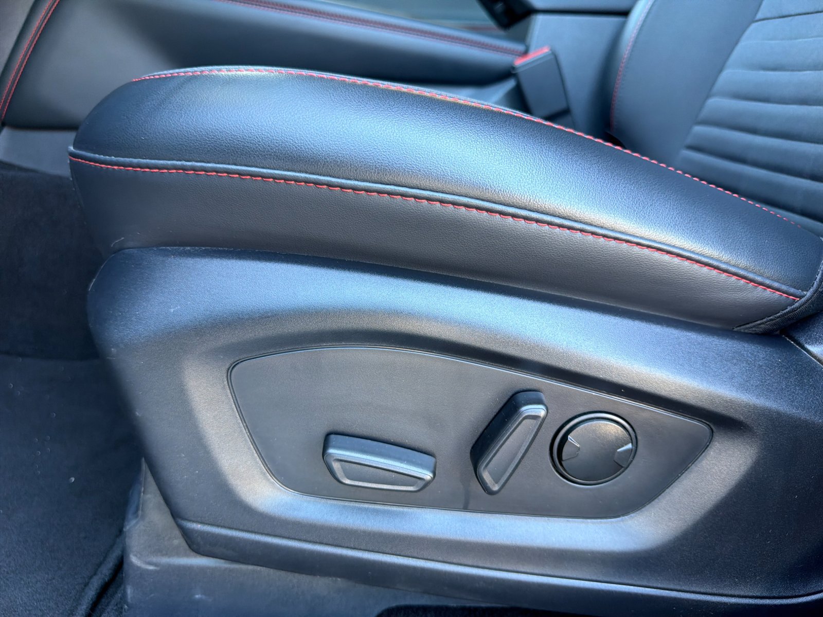 Used 2025 Ford Explorer ST-Line w/ ST-Line Street Pack AWD/4WD image 12