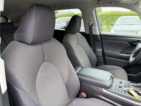 Certified 2025 Toyota Highlander LE FWD image 17