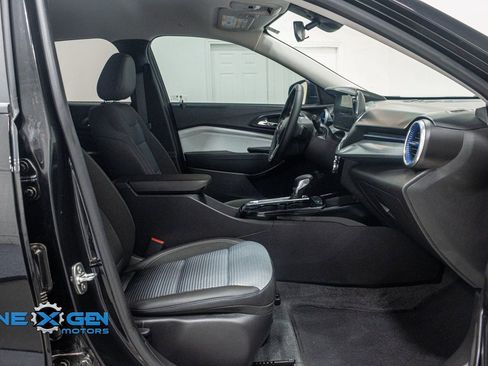 Used 2025 Chevrolet Trax LT w/ Driver Confidence Package image 38