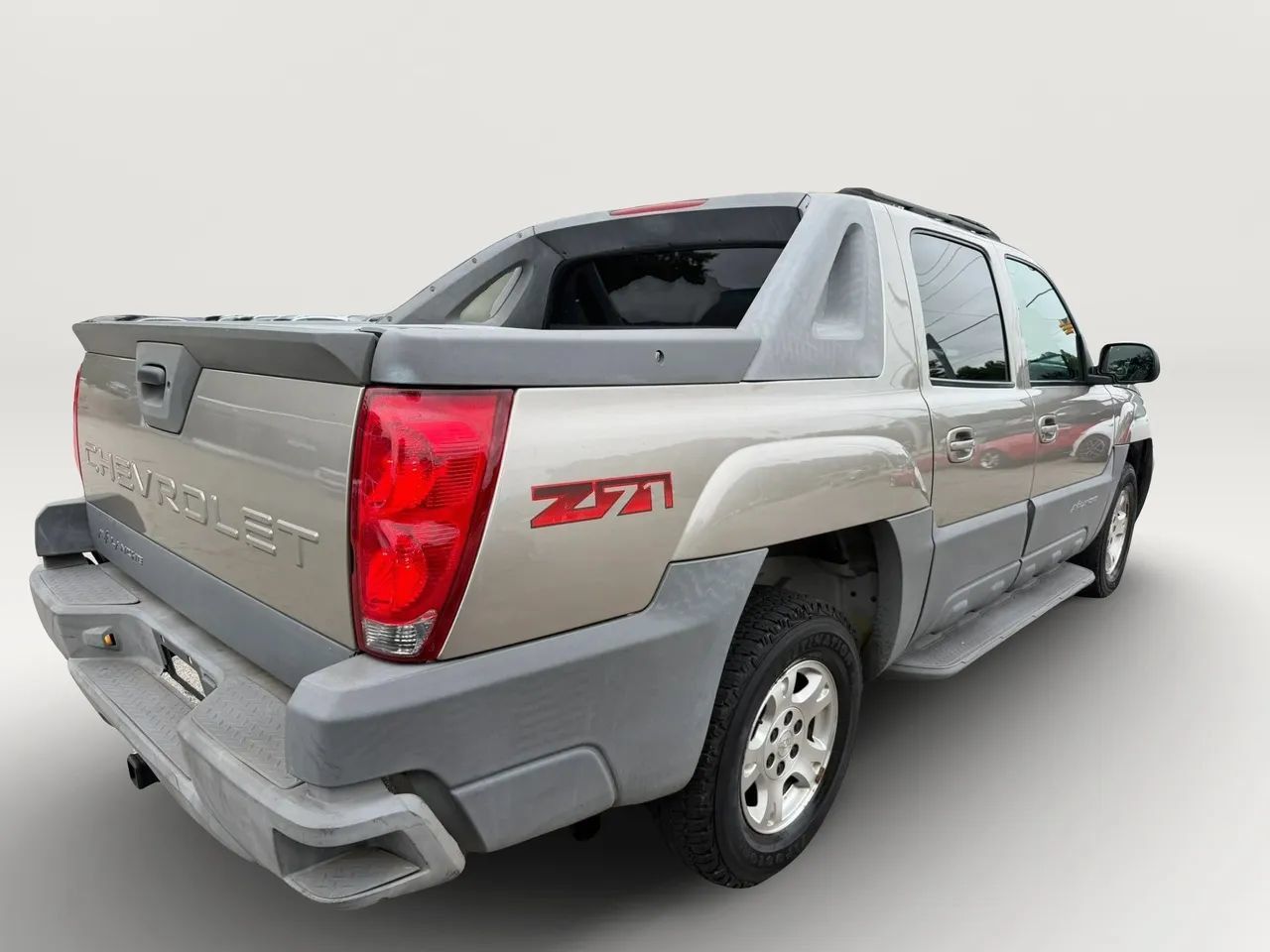 Used 2002 Chevrolet Avalanche 4x4 w/ Off-Road Suspension Pkg image 3