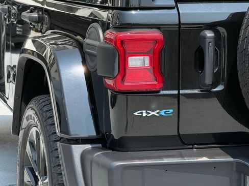 Used 2024 Jeep Wrangler Unlimited Sahara AWD/4WD image 18