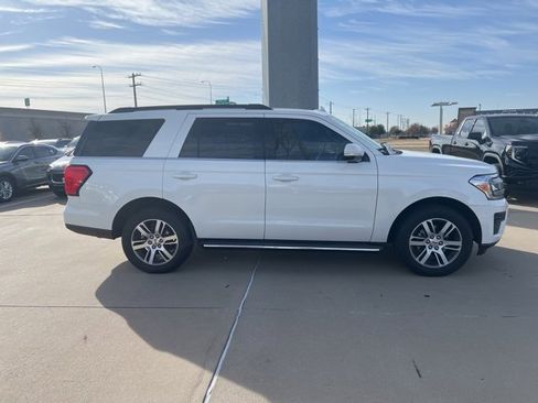 Used 2023 Ford Expedition XLT image 4