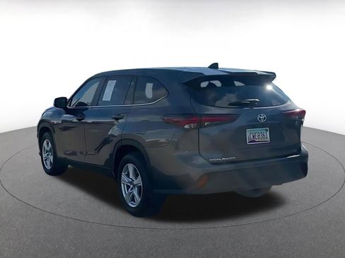 Used 2025 Toyota Highlander LE image 11