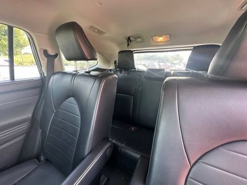 Used 2022 Toyota Highlander XLE FWD image 31