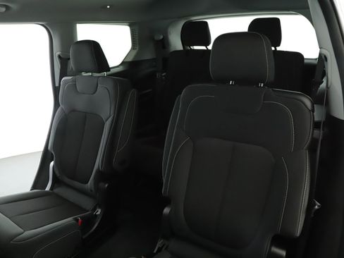 Used 2023 Jeep Grand Cherokee L Laredo image 5